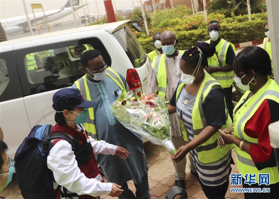 （国际）（3）中国抗疫医疗专家组抵达布基纳法索