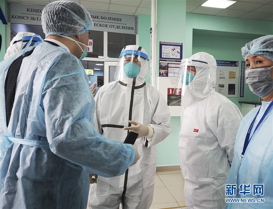 （国际疫情）（3）中国援助哈萨克斯坦医疗队与哈医护人员交流经验
