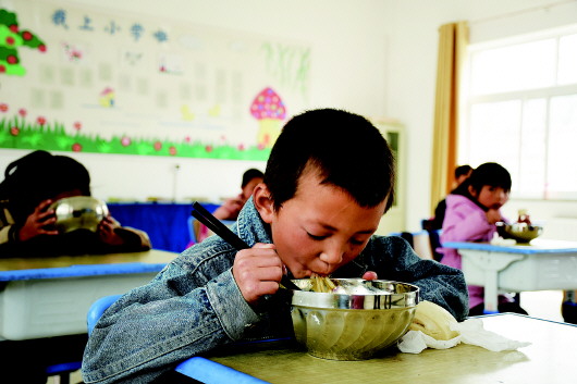 大寨乡桂花小学:学生吃上“营养午餐” 