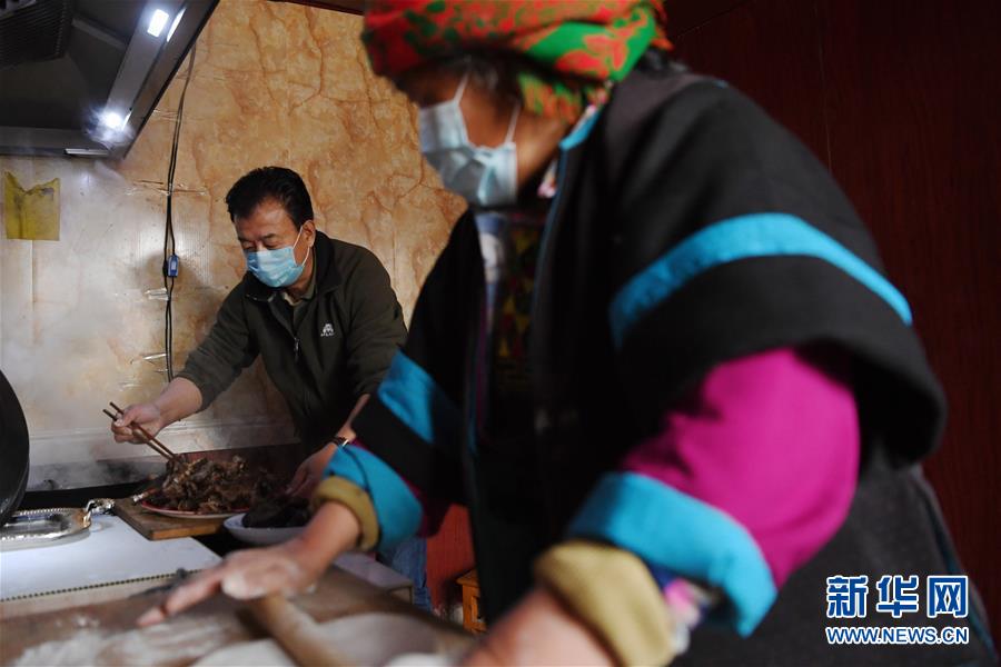（脱贫攻坚·图片故事）（12）扶贫相册——藏族村寨的脱贫“贴心人”