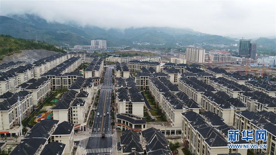 (在习近平新时代中国特色社会主义思想指引下——新时代新作为新篇章·习近平总书记关切事·图文互动)(3)“挪穷窝”“奔富路”——易地搬迁让贫困人口开启安居乐业新生活