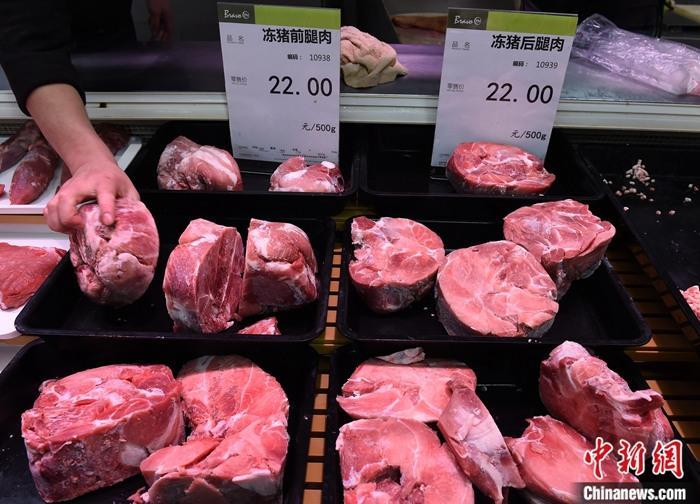 资料图：重庆市一家超市出售市政府投放的储备冻猪肉。<a target='_blank'  data-cke-saved-href='http://www.chinanews.com/' href='http://www.chinanews.com/'>中新社</a>记者 周毅 摄