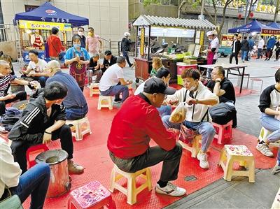 熟悉的味道回来啦 兰州市南关民族风味一条街昨日开市