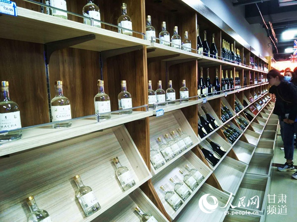 兰州新区进口商品批发中心内陈列的”洋酒“。（高翔 摄）