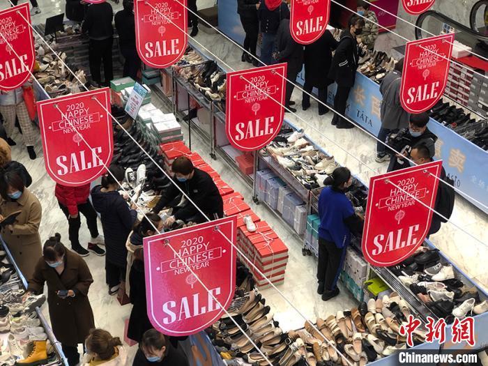 资料图:商场减价促销,吸引众多市民选购 郭佳 摄 资料图:商场减价促销,吸引众多市民选购 郭佳 摄