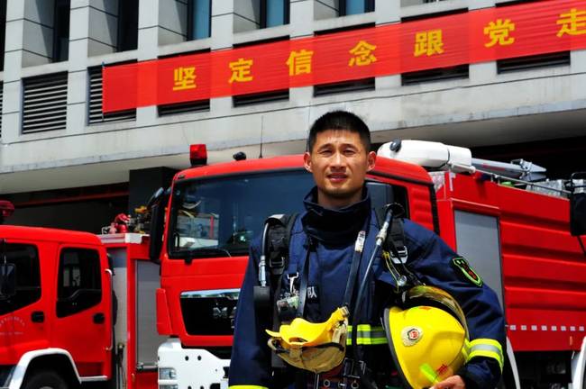 第24届“中国青年五四奖章”获得者丁良浩:铁骨柔肠 消防卫士为人民