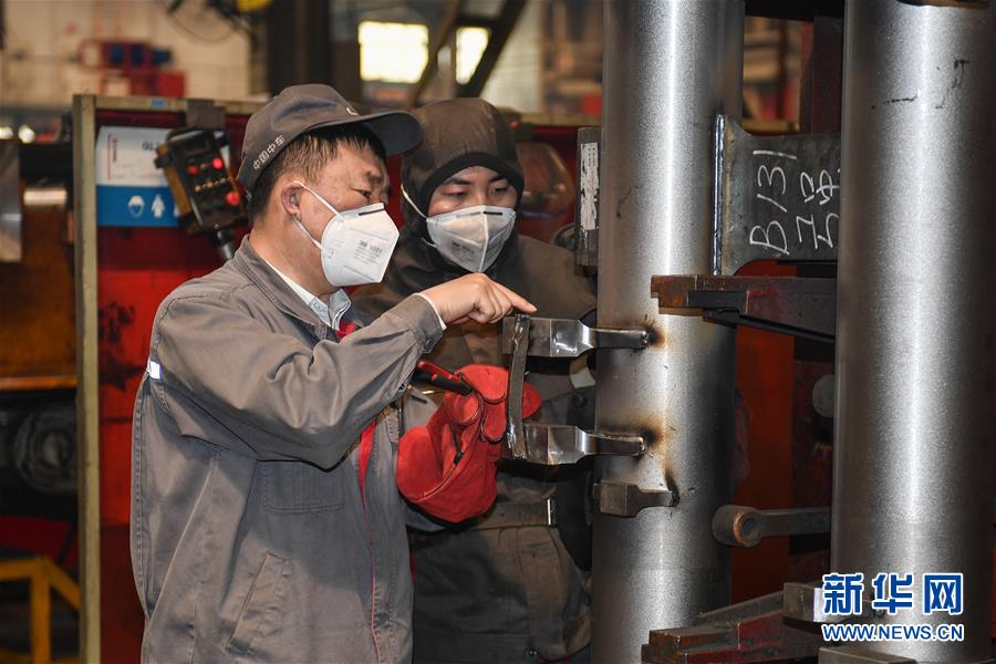 (在习近平新时代中国特色社会主义思想指引下——新时代新作为新篇章·习近平总书记关切事·图文互动)(7)汗水的味道——记录奋战在复工复产一线的劳动者