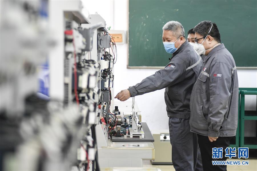 (在习近平新时代中国特色社会主义思想指引下——新时代新作为新篇章·习近平总书记关切事·图文互动)(8)汗水的味道——记录奋战在复工复产一线的劳动者