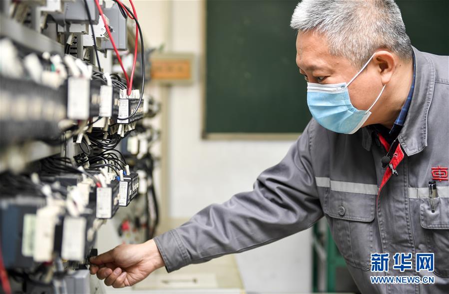 (在习近平新时代中国特色社会主义思想指引下——新时代新作为新篇章·习近平总书记关切事·图文互动)(5)汗水的味道——记录奋战在复工复产一线的劳动者