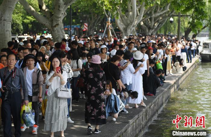 2019年“五一”期间的杭州西湖景区 王刚 摄 2019年“五一”期间的杭州西湖景区 王刚 摄
