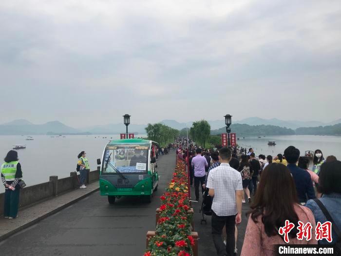 今年五一杭州西湖断桥 江杨烨 摄 今年五一杭州西湖断桥 江杨烨 摄