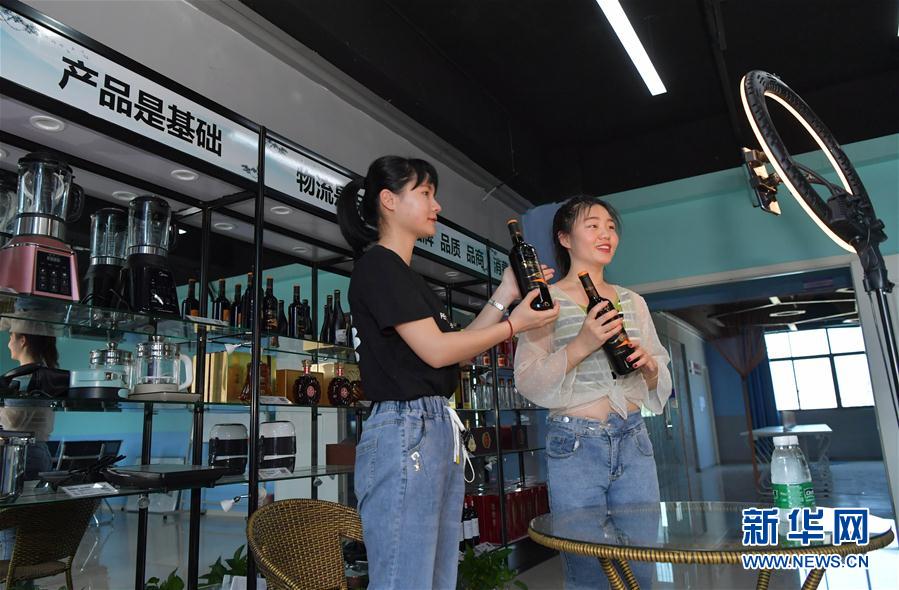 (新华全媒头条·图文互动)(6)人气回暖 消费复苏 健康出行——加长版“五一”假期观察