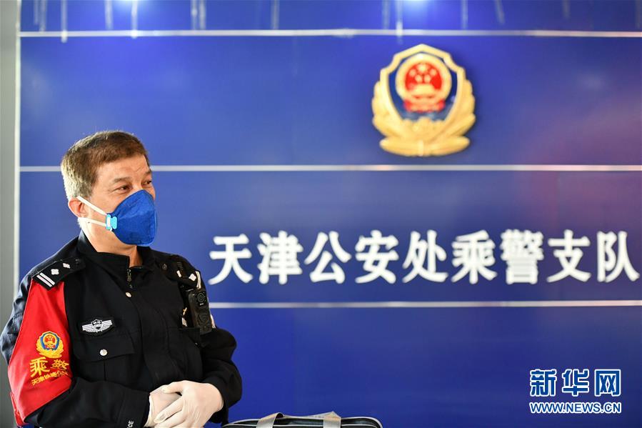 (图片故事)(1)老民警的值乘坚守