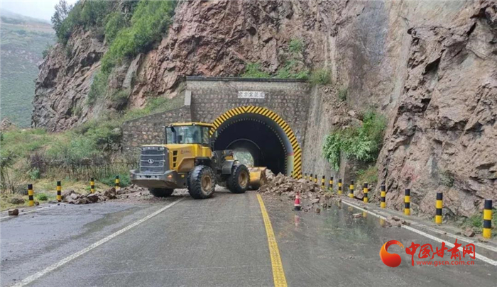 甘肃：强降雨引发多处泥石流 交通运输单位迅速行动保畅通