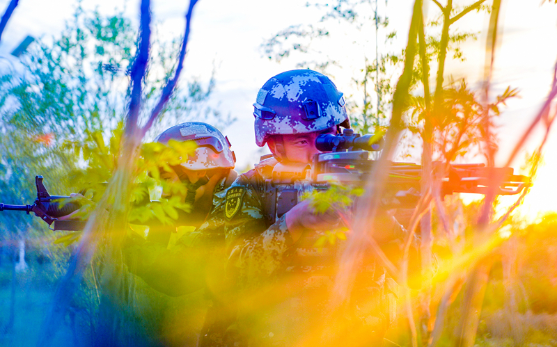 甘肃武警：夏日练兵掀热潮（组图）