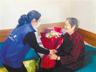 兰州人人为老养老服务公司： 为500多位“空巢”母亲送上康乃馨