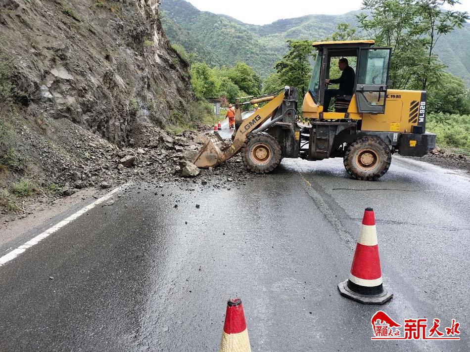 天水公路局高养中心清理塌方落石