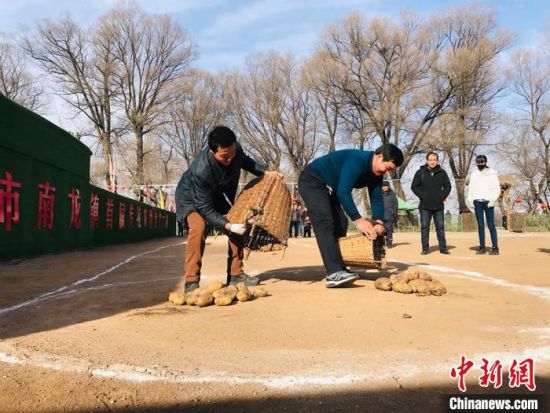 2019年,游客在甘肃临夏妥家村体验“装洋芋”农耕项目。(资料图) 艾庆龙 摄 2019年,游客在甘肃临夏妥家村体验“装洋芋”农耕项目。(资料图) 艾庆龙 摄