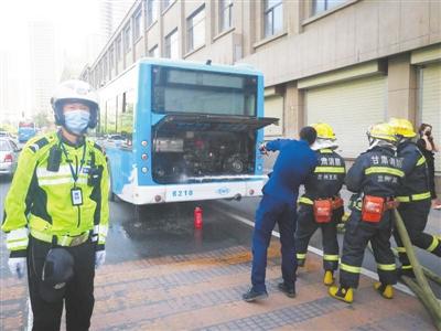 兰州一公交车自燃 交警消防及时救援灭火