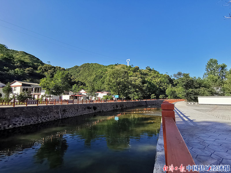 康县碾坝镇袁坝村美丽乡村一角。(夏一 寒摄) 康县碾坝镇袁坝村美丽乡村一角。(夏一 寒摄)