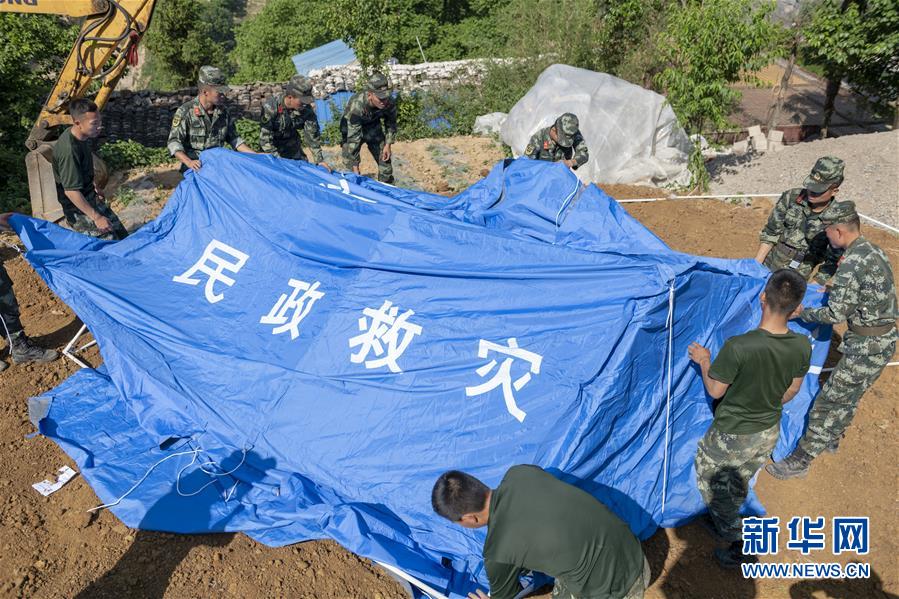 （社会）（2）云南巧家：搭建救灾帐篷 保障受灾群众安全过夜