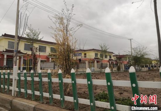 图为新建的神木头村住房。 刘玉桃 摄 图为新建的神木头村住房。 刘玉桃 摄