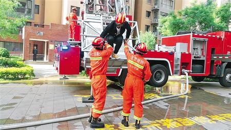 多方联动 快速反应 ——省消防救援总队高层小区消防救援演练记