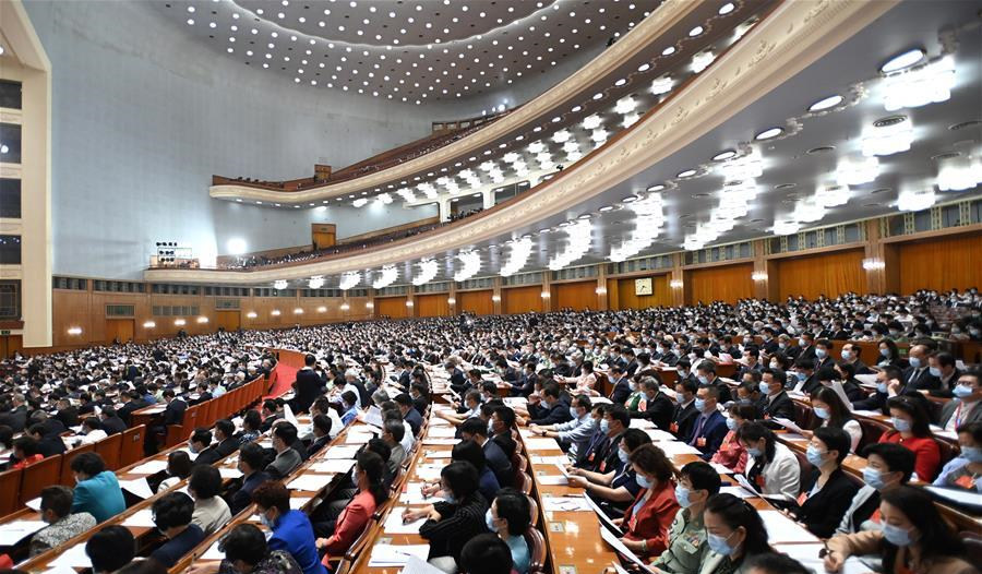 5月21日,中国人民政治协商会议第十三届全国委员会第三次会议在北京人民大会堂开幕。这是委员们在认真听会。 新华社记者 李学仁 摄
