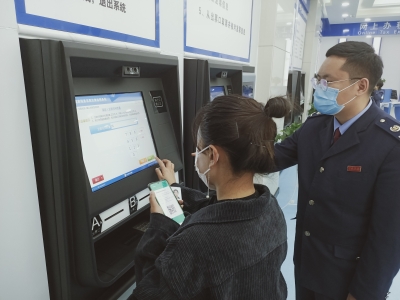 1.临夏市税务局干部指导纳税人自主办理涉税事项.jpg