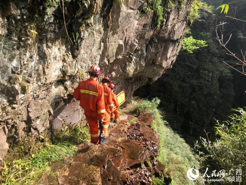 救援道路崎岖陡峭,救援队历经了2个多小时,才搜寻到伤者。金秀县委宣传部供图