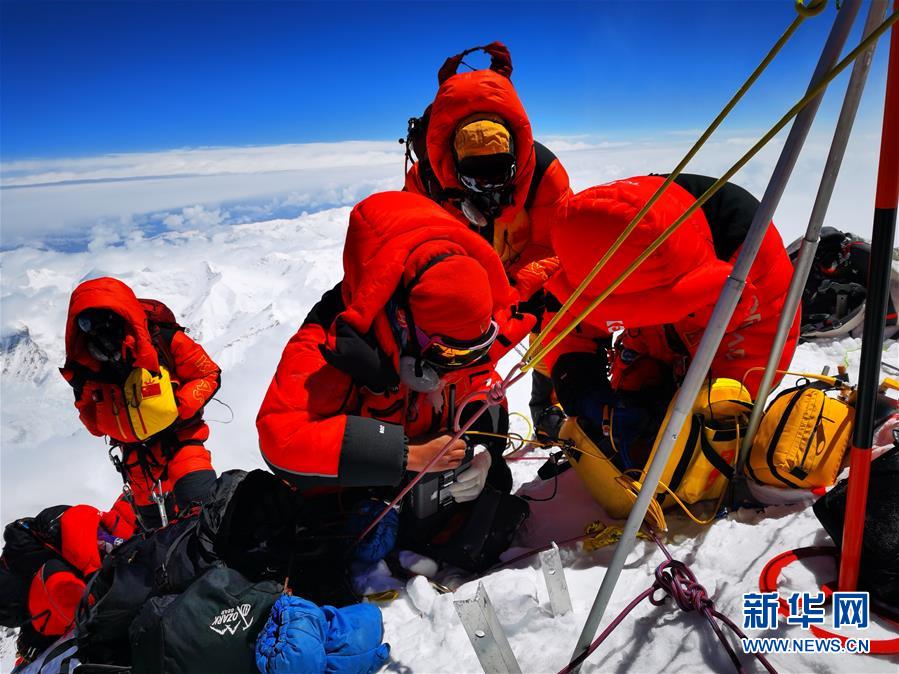 (2020珠峰高程测量)(2)独家照片:珠峰高程测量登山队队员在峰顶开展测量工作