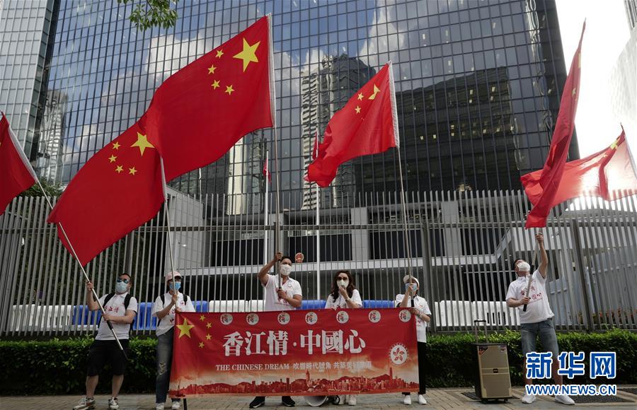 (社会)香港市民庆祝香港特区立法会三读通过《国歌条例草案》