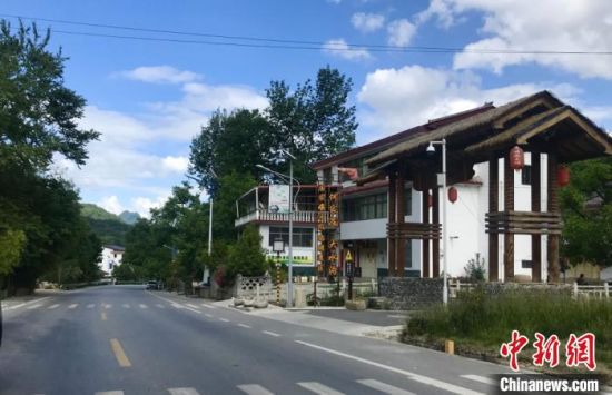 6月10日,陇南市康县王坝镇境内的美丽乡村一隅,干净整洁,风格古朴。 闫姣 摄 6月10日,陇南市康县王坝镇境内的美丽乡村一隅,干净整洁,风格古朴。 闫姣 摄