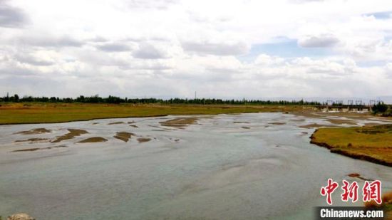 图为瓜州境内清理干净的湖面。　王晓罄 摄