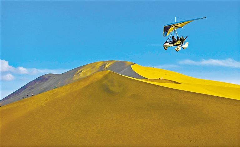 乘滑翔机俯瞰大漠美景 敦煌低空游览受热捧