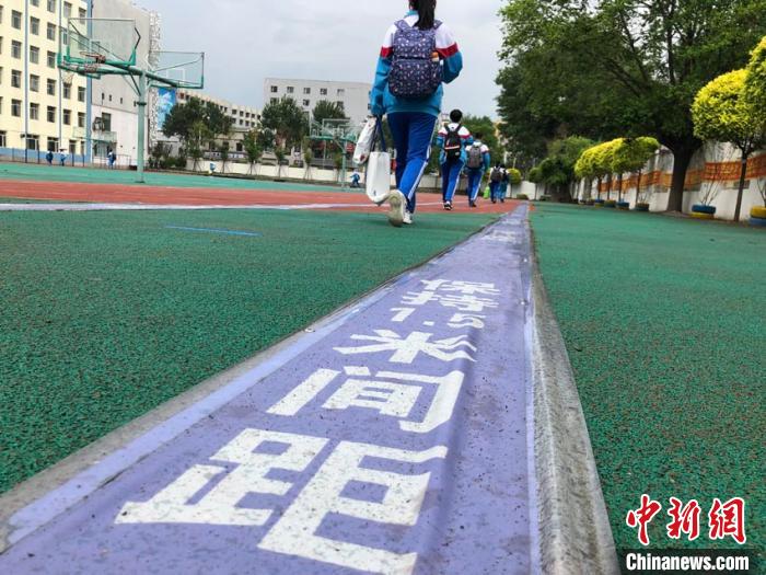 保持间距 苍雁 摄 保持间距 苍雁 摄