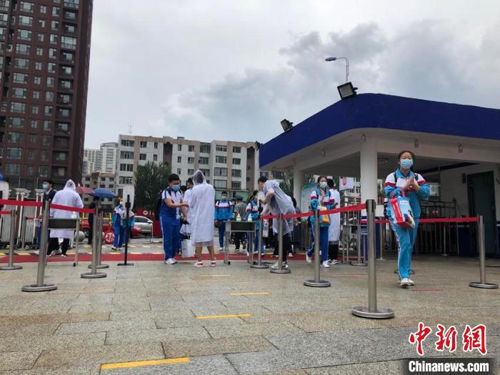 初三学生陆续返校 苍雁 摄 初三学生陆续返校 苍雁 摄