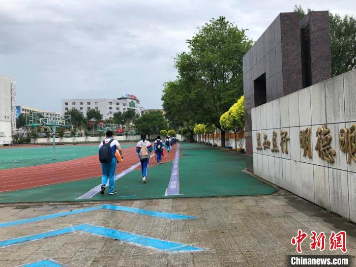 初三学生返校备战中考 苍雁 摄 初三学生返校备战中考 苍雁 摄