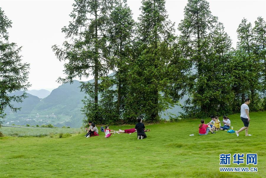 (社会)(2)重庆:小长假 短线旅游升温