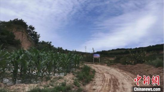 图为被群山包围,山大沟深的石佛镇于堡村。 李亚龙 摄 图为被群山包围,山大沟深的石佛镇于堡村。 李亚龙 摄
