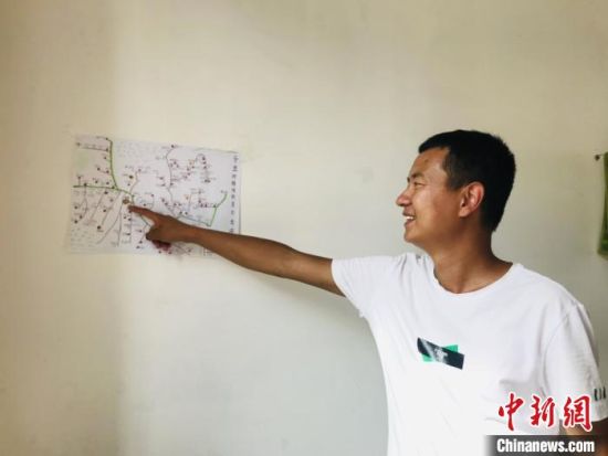 图为于堡村驻村第一书记兼工作队队长罗文飞,一一标注了每户村民家庭的情况。 闫姣 摄 图为于堡村驻村第一书记兼工作队队长罗文飞,一一标注了每户村民家庭的情况。 闫姣 摄