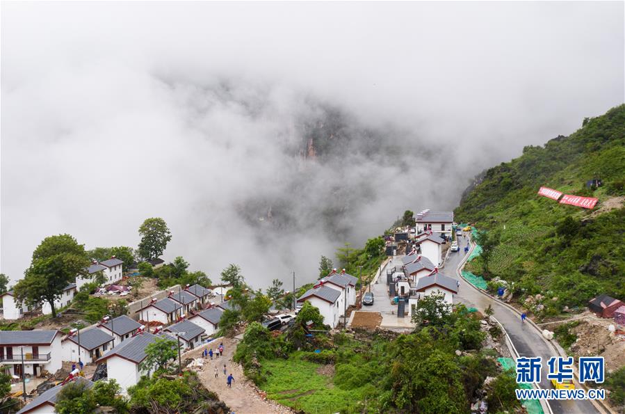 (图文互动)(1)我国最后一个具备条件通硬化路的建制村阿布洛哈村通车了