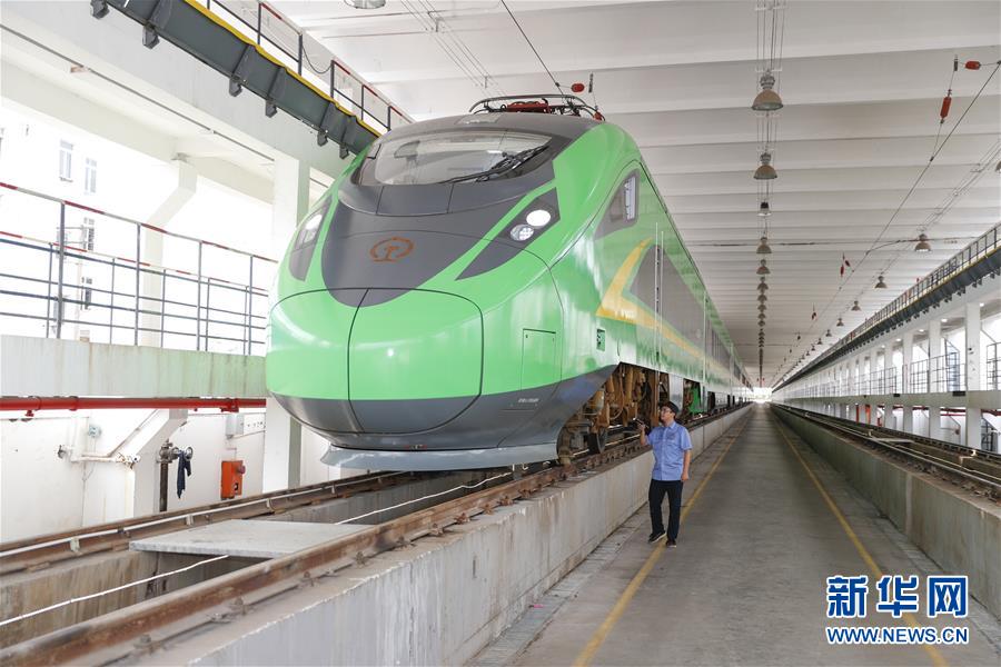 （社会）（2）重庆：列车检修迎暑运