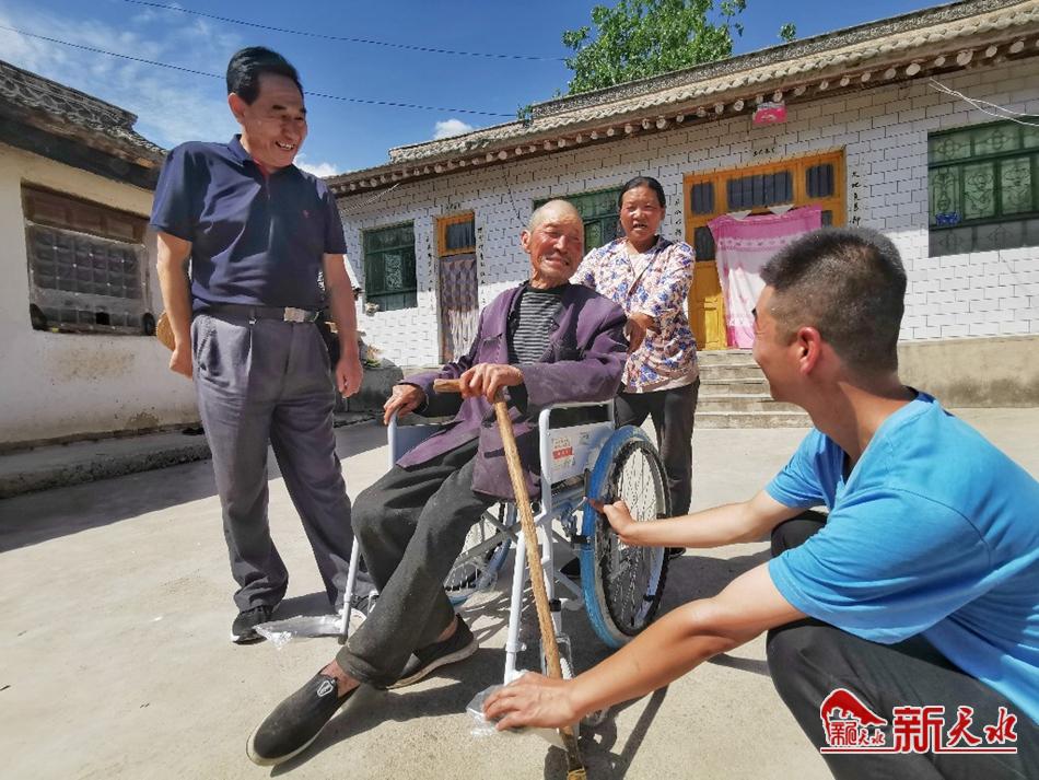 清水旺兴村贫困残疾人领到了新轮椅