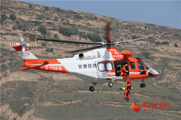 应急直升机现场救伤员 甘肃省高速公路综合应急演练动真格