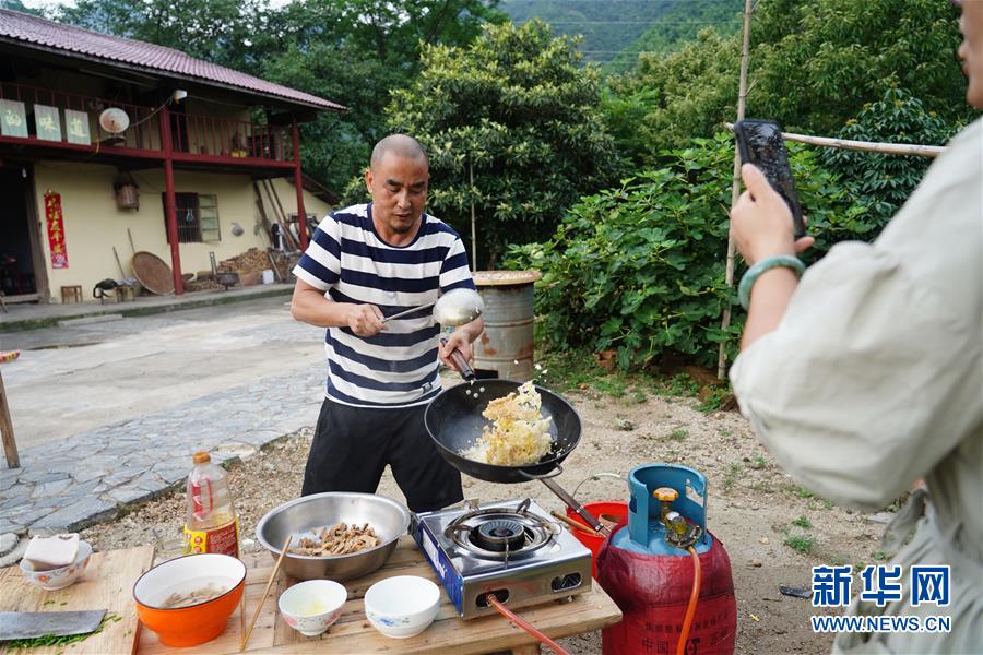 （图片故事）（5）山村里的网络主播：请你看看山里的美景美食