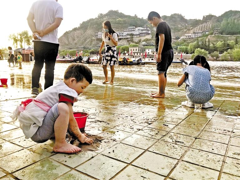 黄河兰州段进入主汛期 家长们看好自家的孩子