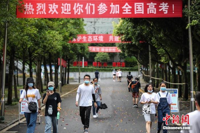 2020年全国高考在即,考生提前看考场。图为考生看完考场后走出考点。 瞿宏伦 摄 2020年全国高考在即,考生提前看考场。图为考生看完考场后走出考点。 瞿宏伦 摄