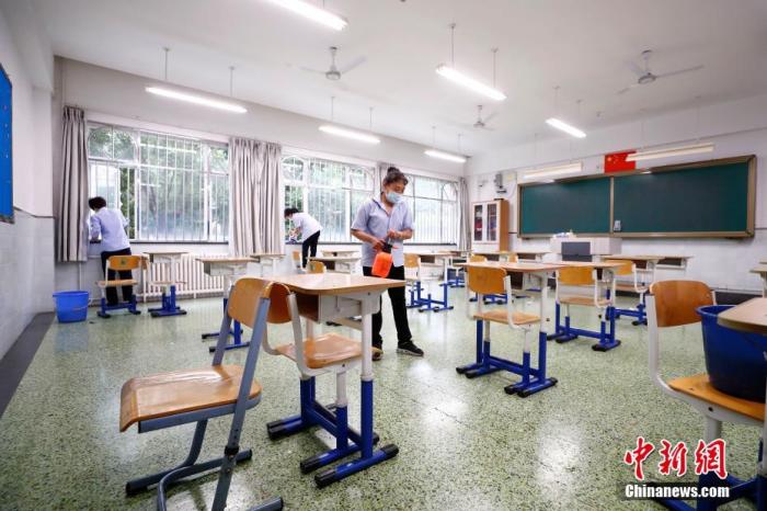 图为7月3日北京十二中保洁人员对考场及走廊进行清扫、消毒。 <a target='_blank' data-cke-saved-href='http://www.chinanews.com/' href='http://www.chinanews.com/'>中新社</a>记者 富田 摄 图为7月3日北京十二中保洁人员对考场及走廊进行清扫、消毒。 <a target='_blank' data-cke-saved-href='http://www.chinanews.com/' href='http://www.chinanews.com/'>中新社</a>记者 富田 摄