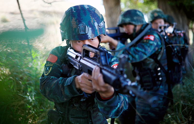 甘肃武警：不畏酷暑砺精兵（组图）